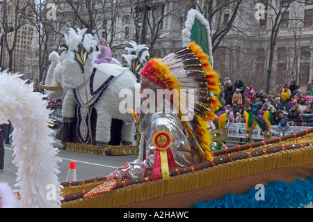 Giovane indiano costume americano con canoa,Mummers Parade, Philadelphia , Pennsylvania,USA Foto Stock
