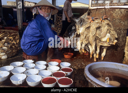 Il pollame per la vendita, Long Bien Mercato, Hanoi, Vietnam. Dalla storia di influenza aviaria in Asia. Foto Stock