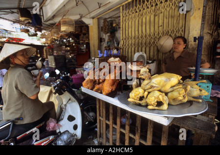 Il pollame per la vendita, Long Bien Mercato, Hanoi, Vietnam. Dalla storia di influenza aviaria in Asia. Foto Stock