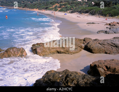 Una spiaggia sulla costa occidentale della Corsica vicino a Cargese Foto Stock