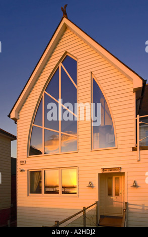 Moderna casa innovativi in sole serale in Burnham on Crouch prospettiva corretta Foto Stock