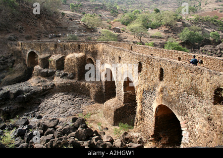Portoghese del XVII secolo il ponte di pietra sull'escursione alle cascate del Nilo Azzurro ( Tis Isat ) Bahar Dar, Etiopia Foto Stock