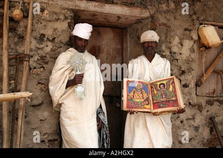 I sacerdoti visualizzare artefatti a Narga Selassie, uno dei monasteri dell'isola nel Lago Tana, Bahar Dar, Etiopia Foto Stock