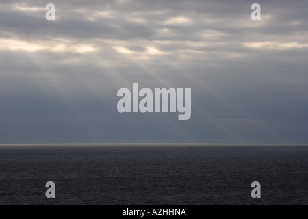 Vista Mare con raggi solari, preso dal faro Krakenes, Vagsoy Isola, Norvegia Foto Stock