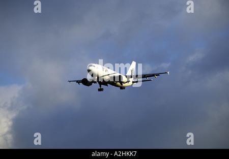 Pakistan International Airlines Airbus A310 si avvicina all'Aeroporto Internazionale di Birmingham, West Midlands, England, Regno Unito Foto Stock