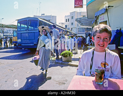 AFRICA MAROCCO TANGERI North American boy cercando marocchino tè alla menta in un cafe' all'aperto dalla fermata autobus nella vecchia Tangeri Foto Stock
