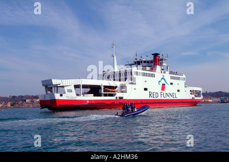 Imbuto Rosso traghetto di linea rossa foglie Falcon Cowes Isle of Wight sulla sua traversata a Southampton Foto Stock