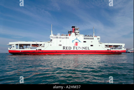 Imbuto Rosso traghetto di linea rossa foglie Falcon Cowes Isle of Wight sulla sua traversata a Southampton Foto Stock