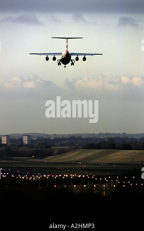 British Airways Avro RJ100 aerei di atterraggio all'Aeroporto Internazionale di Birmingham, West Midlands, England, Regno Unito Foto Stock