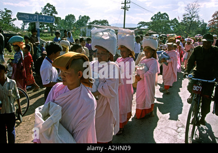 Myanmar Birmania Lago Inle Yaunghwe Yaungshwe religione processione delle monache su strada a Shwenyaung Foto Stock