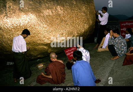 Myanmar Birmania sud Kyaik Hti Yo Golden Rock Pagoda devoti di pregare e di applicare la foglia di oro Foto Stock