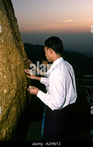 Myanmar Birmania sud Kyaik Hti Yo Golden Rock Pagoda adoratori di pregare e di applicare la foglia di oro Foto Stock