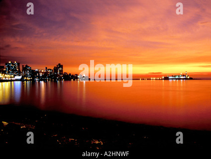 Masterizzazione di un tramonto durante la stagione dei monsoni su Haji Ali Dargah e Mahalaksmi Maharastra Mumbai India Asia Foto Stock