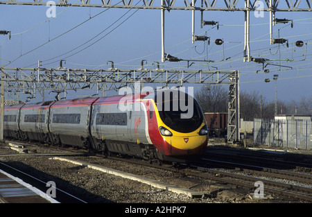 Vergine treno pendolino a Rugby, Warwickshire, Inghilterra, Regno Unito Foto Stock