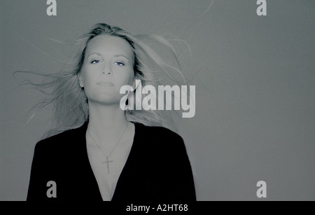 Colpo di bellezza di una donna di età 20-25, l'immagine è in bianco e nero. Foto Stock