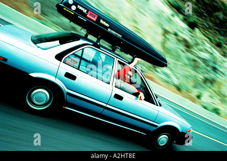 Gli adolescenti voce per le montagne vi auto. Foto Stock