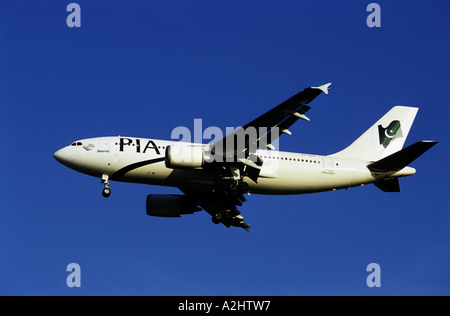 Pakistan International Airlines Airbus A310 si avvicina all'Aeroporto Internazionale di Birmingham, Regno Unito Foto Stock