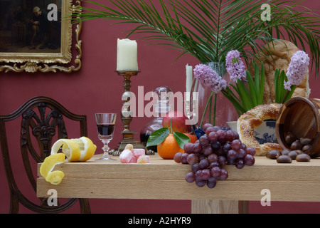 Ancora in vita del pane di frutta di fiori e candele su un tavolo Foto Stock