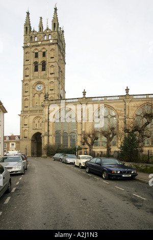 Vista lungo Church Street, Warwick, la chiesa di St Mary Foto Stock