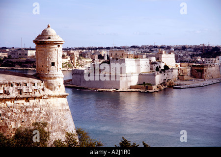 Vedette su un angolo delle mura della città guardando verso Fort St Angelo Valletta Malta Foto Stock