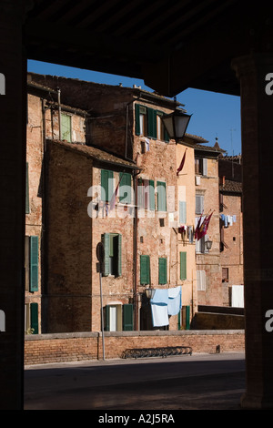 Siena dietro Piazza del Campo, Italia. Alcune vecchie case con servizio lavanderia sul washline ad asciugare Foto Stock