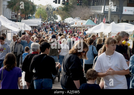 La folla affollano la strada principale di supporto Dora durante le arti annuale mostra dell'artigianato in supporto Dora Florida. Foto Stock