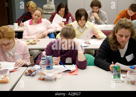 La formazione aziendale è un seminario condotto da un istruttore femmina a un gruppo di insegnanti professionisti e gli amministratori aziendali Foto Stock