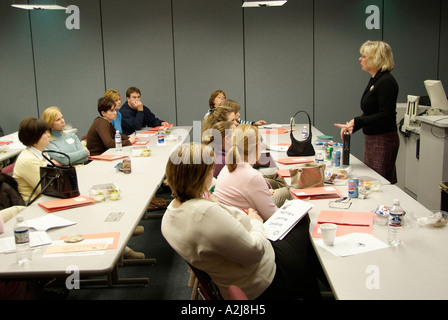 La formazione aziendale è un seminario condotto da un istruttore femmina a un gruppo di insegnanti professionisti e gli amministratori aziendali Foto Stock