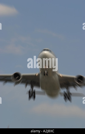 Airbus aereo jet in avvicinamento alla terra sfocatura zoom effetto di movimento Foto Stock