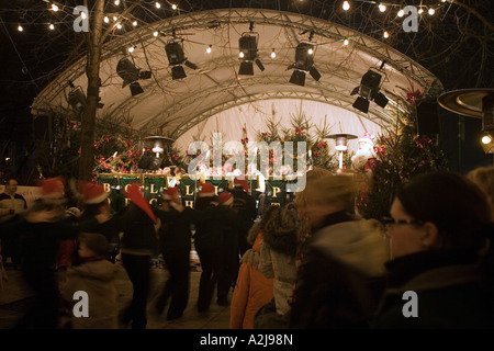 Banda al mercatino di Natale a Opernpalais Berlino Germania Foto Stock