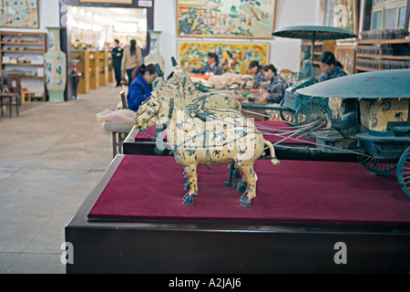 Cina Xi'an Souvenir shop e vendita di fabbrica repliche delle statue trovate presso il sito dell'Esercito dei Guerrieri di Terracotta Foto Stock