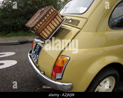 Classico Giallo Fiat 500 parcheggiato sul ciglio della strada Foto Stock