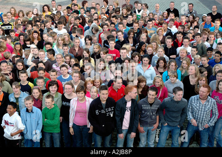 Grande gruppo di scuole secondarie di guardare in su verso la telecamera Foto Stock