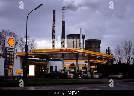 Royal Dutch Shell raffineria di petrolio e il distributore di benzina Shell, Godorf, Colonia, Renania settentrionale-Vestfalia (Germania). Foto Stock