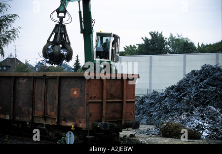 Metallo di scarto per il riciclo di essere caricato su un treno in Solingen, Renania settentrionale-Vestfalia (Germania). Foto Stock