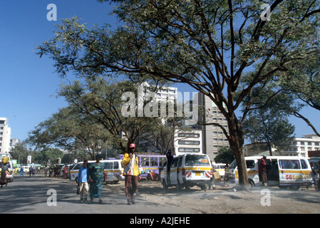 Kenya, Nairobi, matatu (taxi) stand vicino Nairobi stazione ferroviaria, urbane in Africa Foto Stock