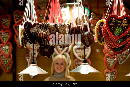 Tradizionali dolci Tedeschi appeso a una fase di stallo a Francoforte il mercatino di Natale a Birmingham Foto Stock