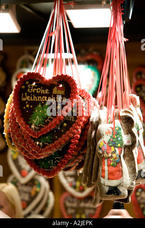 Tradizionali dolci Tedeschi appeso a una fase di stallo a Francoforte il mercatino di Natale a Birmingham Foto Stock