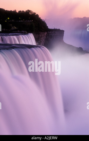 Stati Uniti d'America New York Niagara Falls Cascate Americane al crepuscolo illuminato con luci colorate Foto Stock