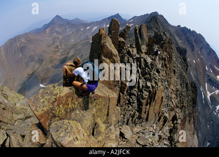 Annie Kuhles sulla El Diente - Mount Wilson ridge traverse nelle montagne di San Juan di Colorado Foto Stock