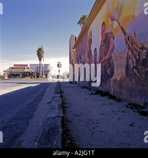 Il murale raffigurante scena di guerra, dipinta sul lato di un edificio in ventinove Palms, California, Stati Uniti d'America. Foto Stock