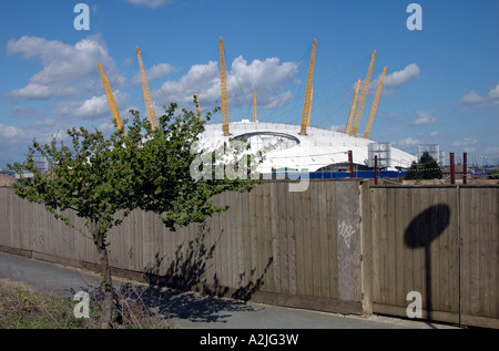 L'O2 / Millenium Dome impostato in una devastazione industriale, a sud-est di Londra. 17 Aprile 2006 Foto Stock