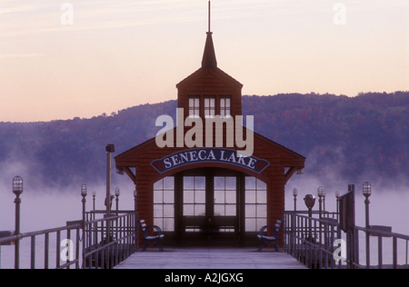 Stati Uniti d'America New York Watkins Glen dal Lago Seneca Boathouse per il servizio di traghetto sul Lago Seneca all'alba Foto Stock