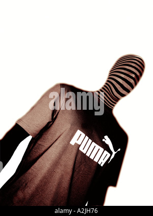 Uomo che indossa una cappa a strisce e abbigliamento sportivo. Foto Stock