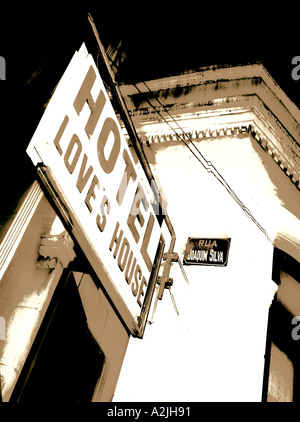 Basso angolo immagine dell'amore hotel in Brasile Fotografato di notte. Foto Stock