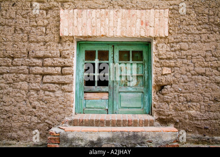 Muro di pietra e vetro verde Foto Stock