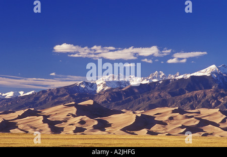 Stati Uniti Colorado Grande dune sabbiose del Parco Nazionale di dune di sabbia con Sangre de Cristo Mountains al tramonto Foto Stock