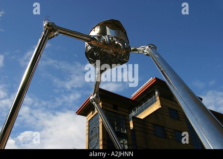 H G Wells Martian dalla guerra dei mondi in Woking Town Center Foto Stock