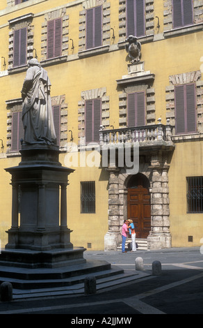Italia Toscana Siena giovane baciare in porta Foto Stock