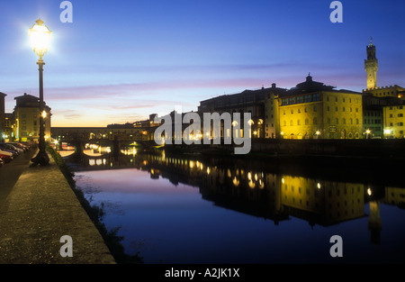 Italia Firenze vista del fiume Arno al tramonto con il Ponte Vecchio Foto Stock